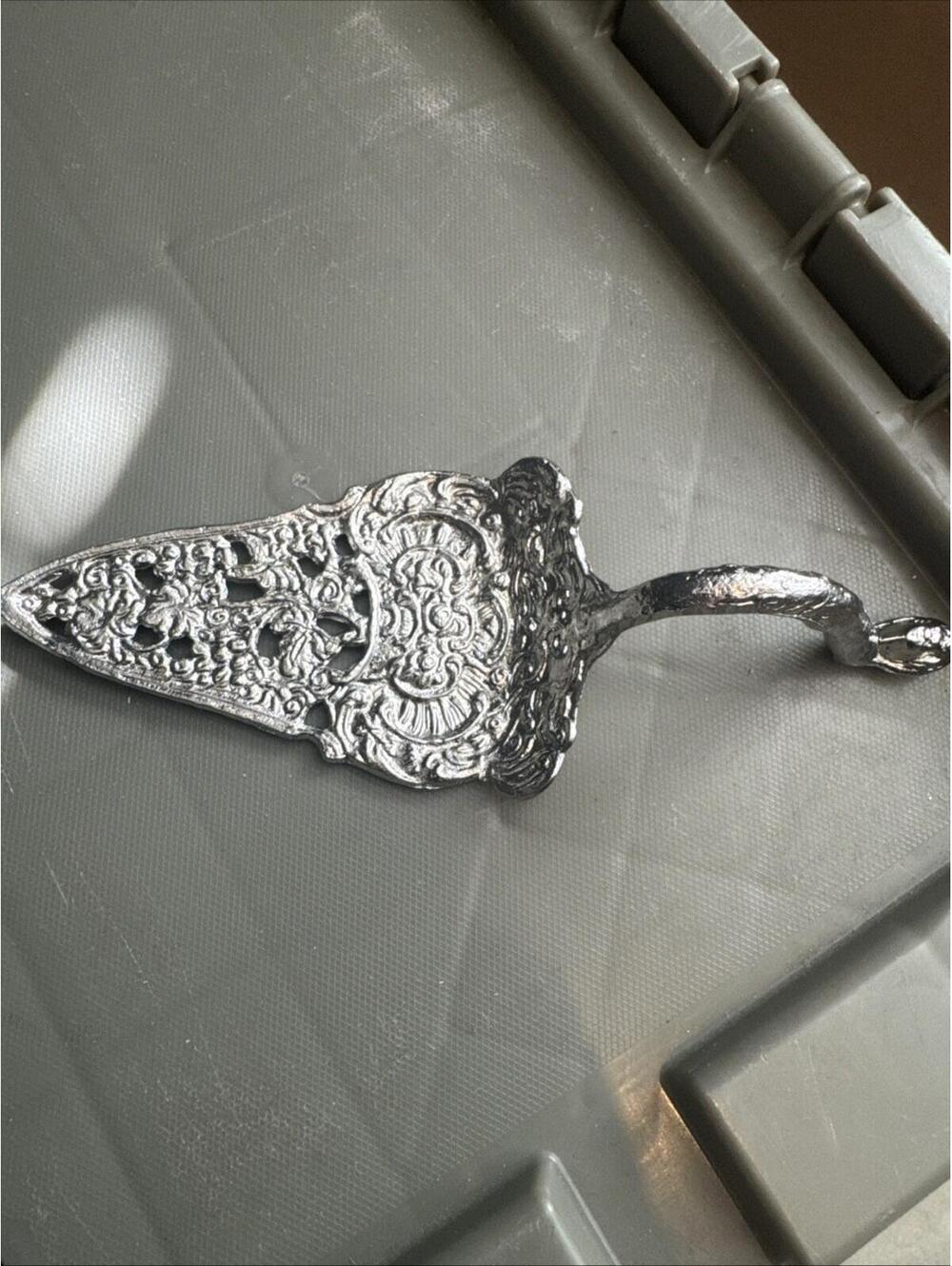 VTG Silver plate Cake/pie Server.